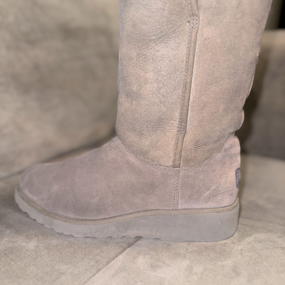 UGG Australia
Women's Classic Short Boots - Grey size 8 - Picture 13 of 13